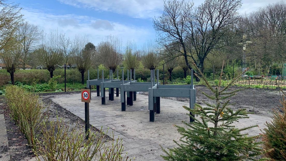 De verhoogde moestuinbakken bij buurtboerderij de Nijkamphoeve