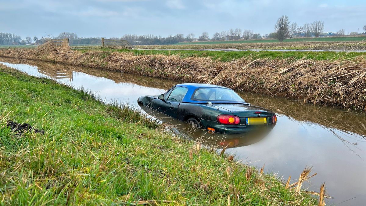Auto te water bij Amstelhoek, bestuurder gewond naar ziekenhuis