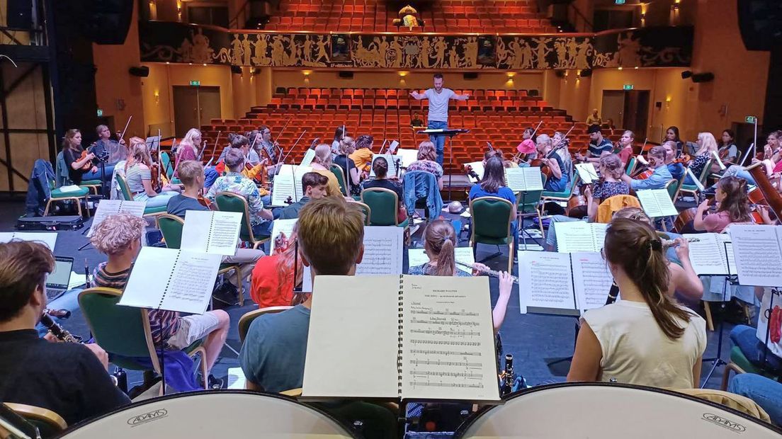 De geïsoleerde muzikanten repeteren dagelijks tien uur in Hotel Theater Figi.