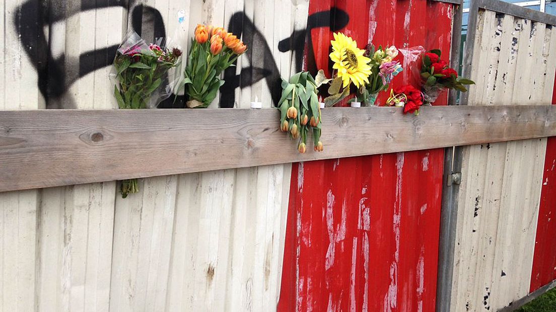 Bloemen op de plek van het steigerongeluk