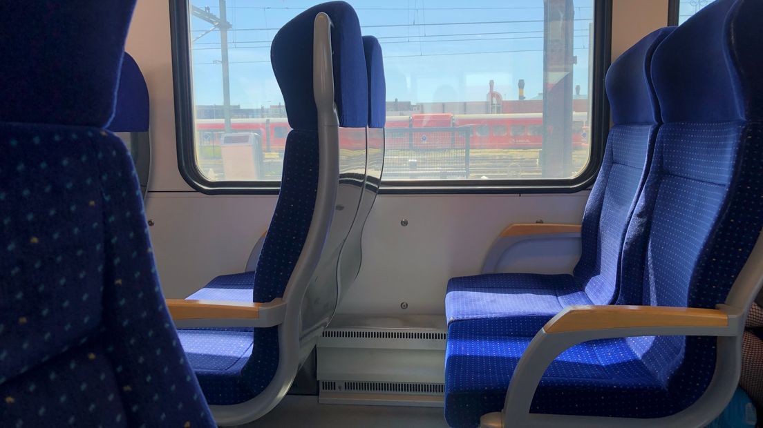 In de Arriva-treinen zijn (nog) geen stickers aangebracht bij de stoelen