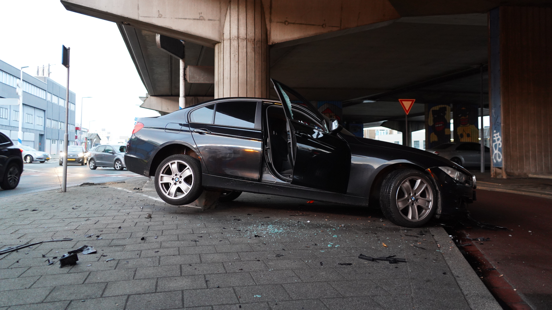 De auto van de bestuurder die onwel werd, belandde op een betonblok.