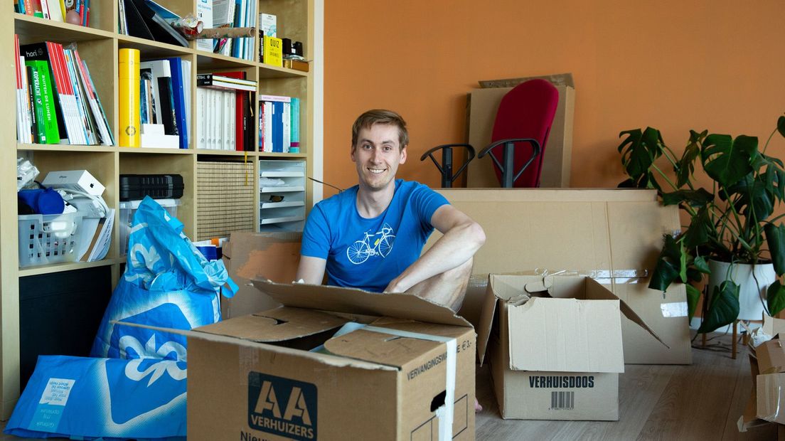 Huub Hoenjet is net verhuisd. 'Tijdens warme dagen wordt het niet te heet, een schril contrast met de studio waar ik hiervoor woonde.'