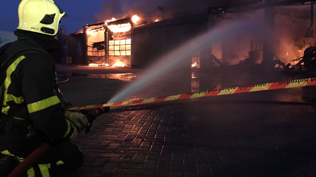 Brandweer rukt uit voor grote brand in Meterik