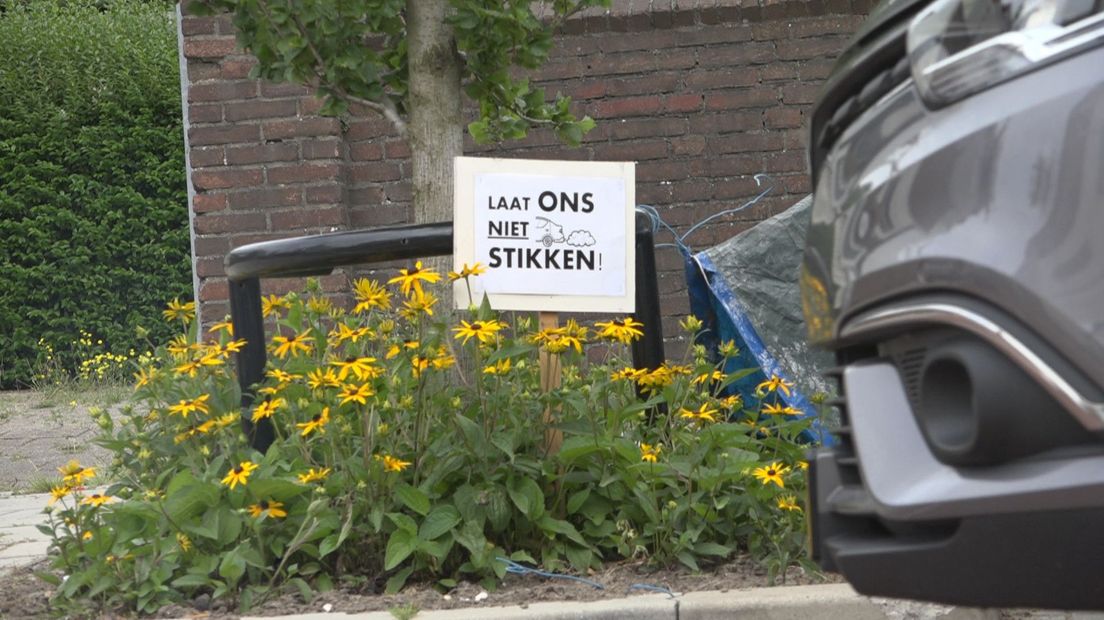 Bezorgde burgers plaatsen deze bordjes in Leidschendam I Foto Omroep West