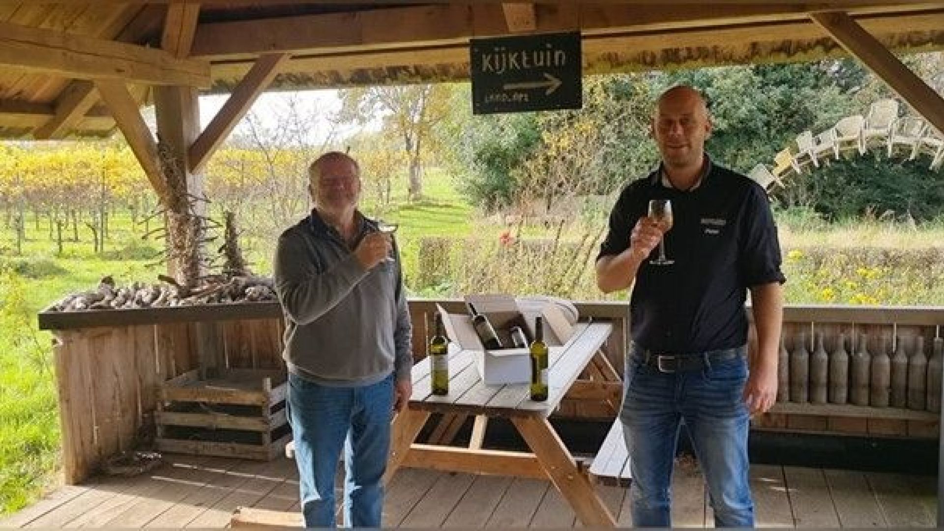 Initiatiefnemers Rob Roth (links) van Verenigde Achterhoekse Wijnbouwers en Pieter Stam (rechts) van PLUS.