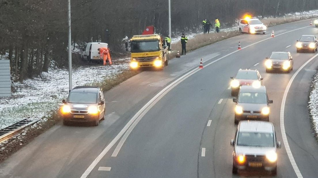 Op de A35 raakte een bestelbusje in de slip