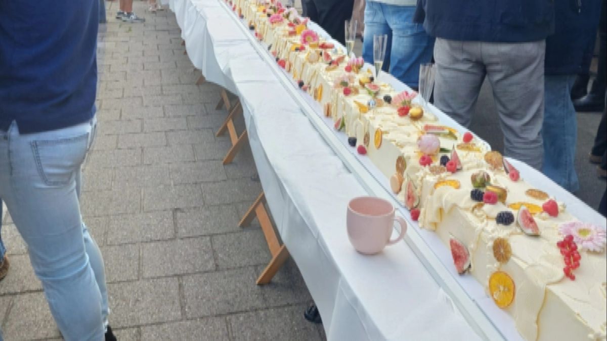 Tien meter taart en honderden stukjes: familie trakteert heel Den Hoorn