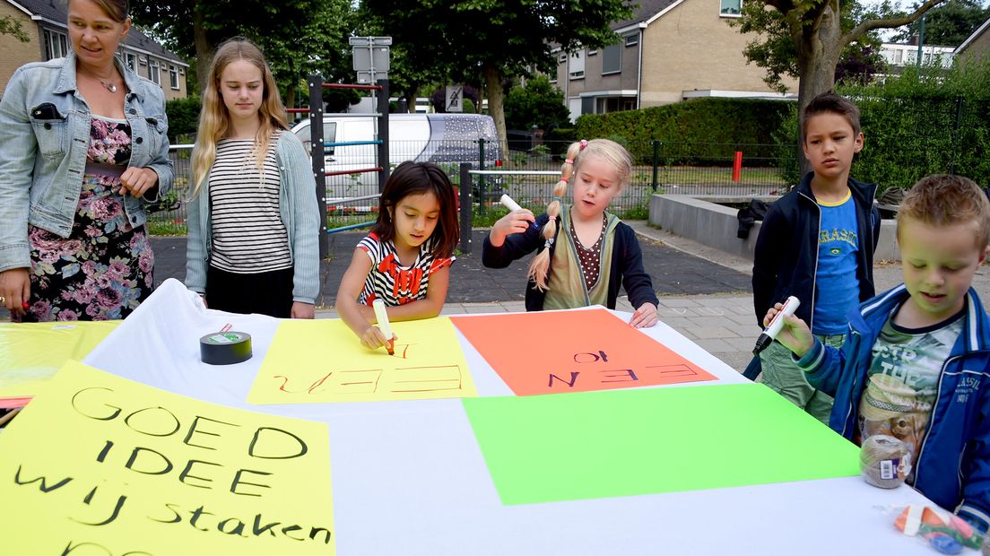 Ouders van leerlingen van de Apollo 11-school vingen vanochtend de kinderen op.