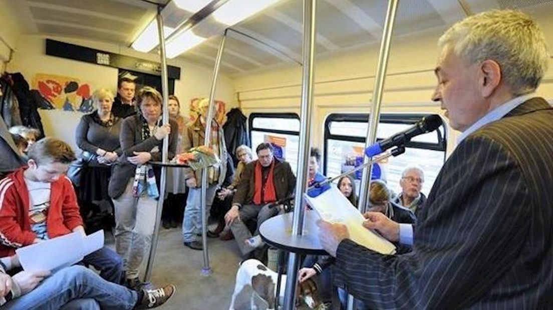 Dick Schlüter leest voor in Boekenweektrein