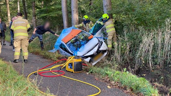 Persoon bekneld in auto na ongeval Nijkerk.