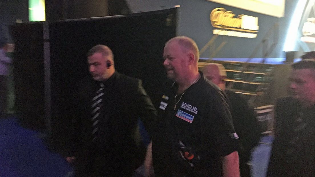 Van Barneveld verlaat de zaal, vlak na zijn zege op Phil Taylor in de kwartfinale.