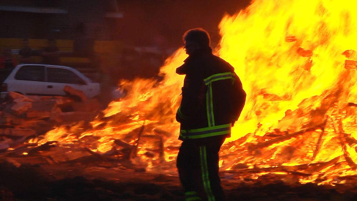 Metershoge vlammen bij afvalbrand in Tiendeveen