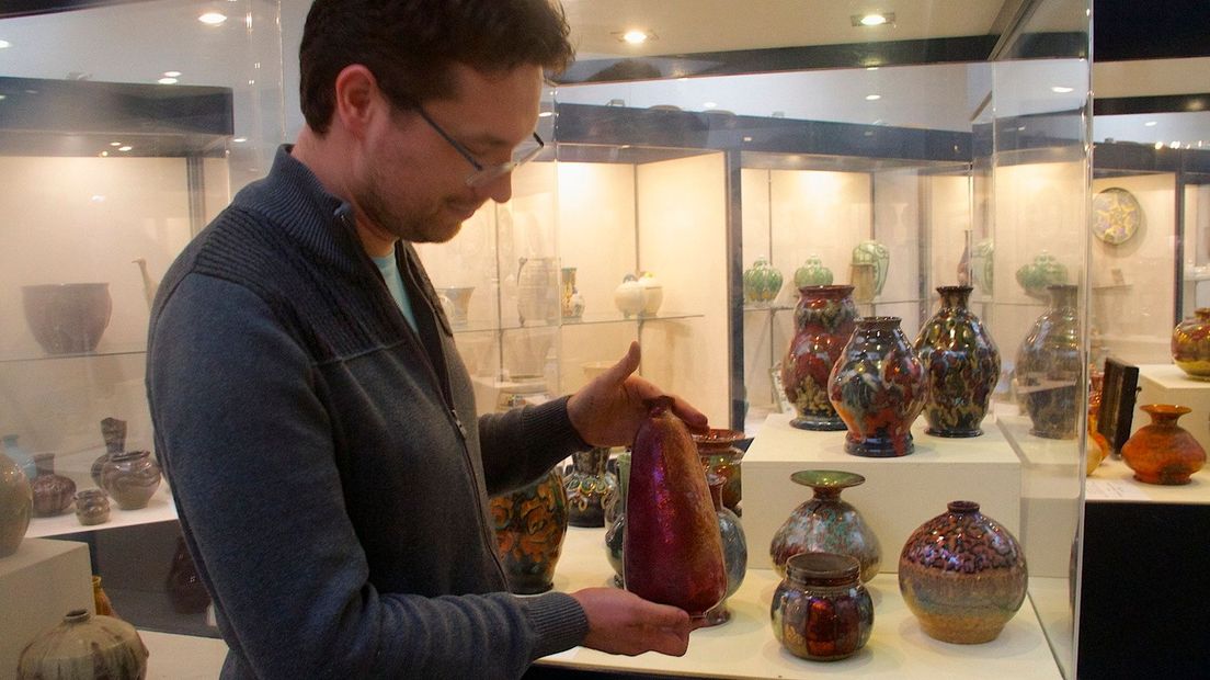 Bert Jan Baas met een vaas met eigen luster-glazuur