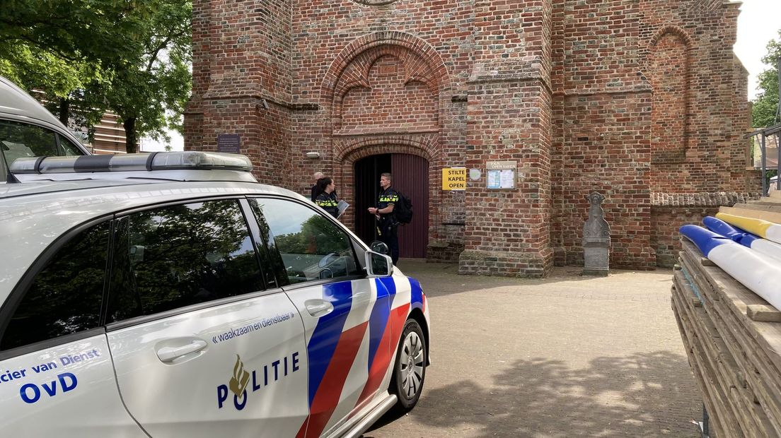 De politie doet onderzoek in de kerk na de inbraak