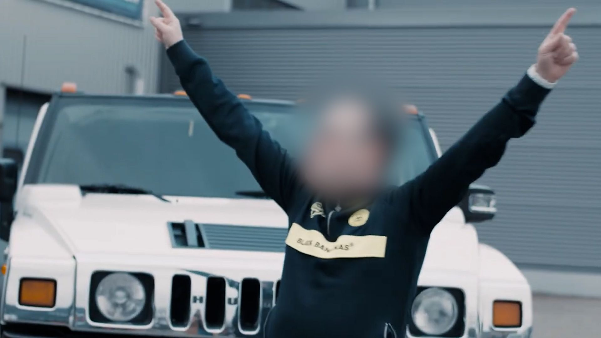 Bjorn is al een keer veroordeeld voor ontucht als zijn mediabedrijf een erkend leerbedrijf wordt.