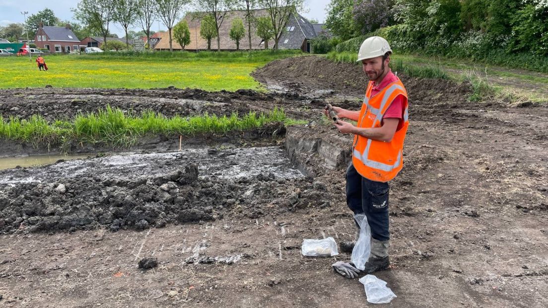 Archeoloog André Pleszynski op een opgravingslocatie in Sauwerd