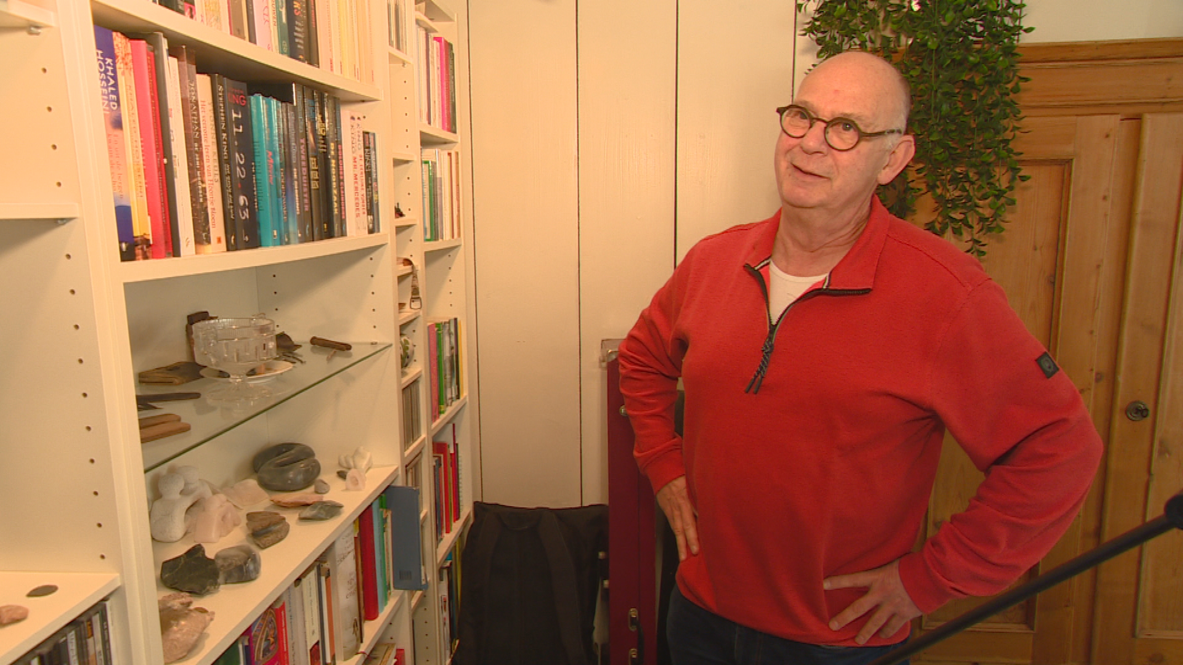 Bij Sjouke liggen zelfgemaakte stenen te pronken in de vensterbank