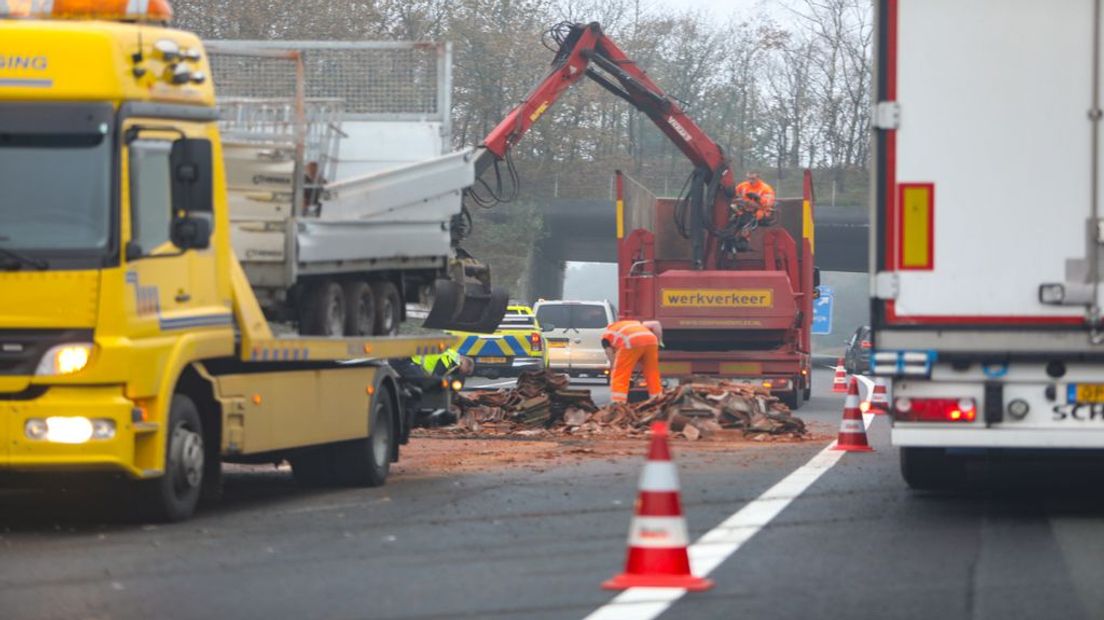 Rijkswaterstaat is bezig de boel op te ruimen.