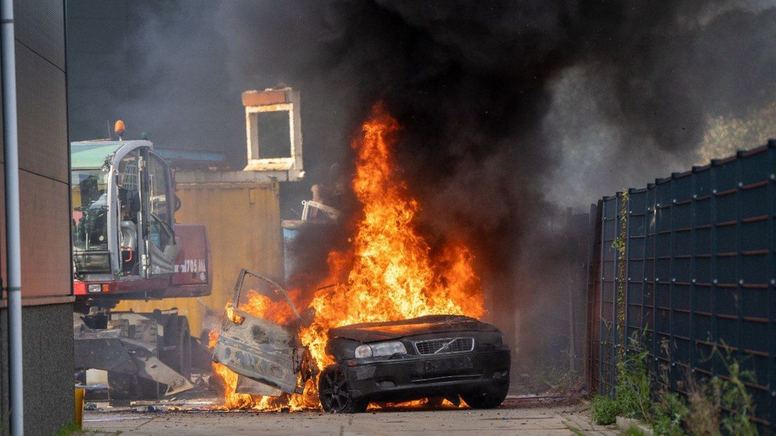 De brandende auto in Zevenaar.