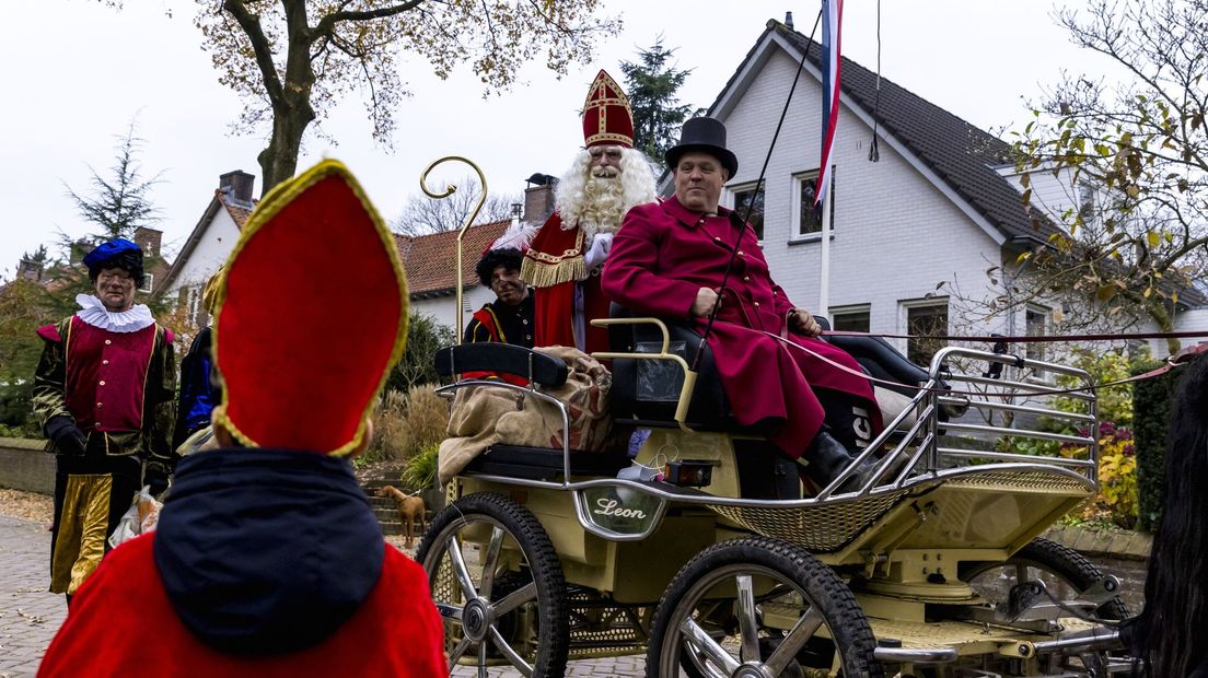 Beeld van een intocht in Heilig Landstichting.