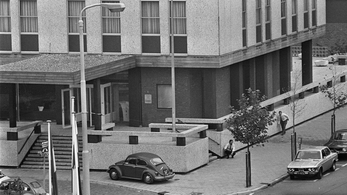 Rechercheurs sluipen tijdens de gijzeling in de Franse ambassade rond het gebouw, 15 september 1974 