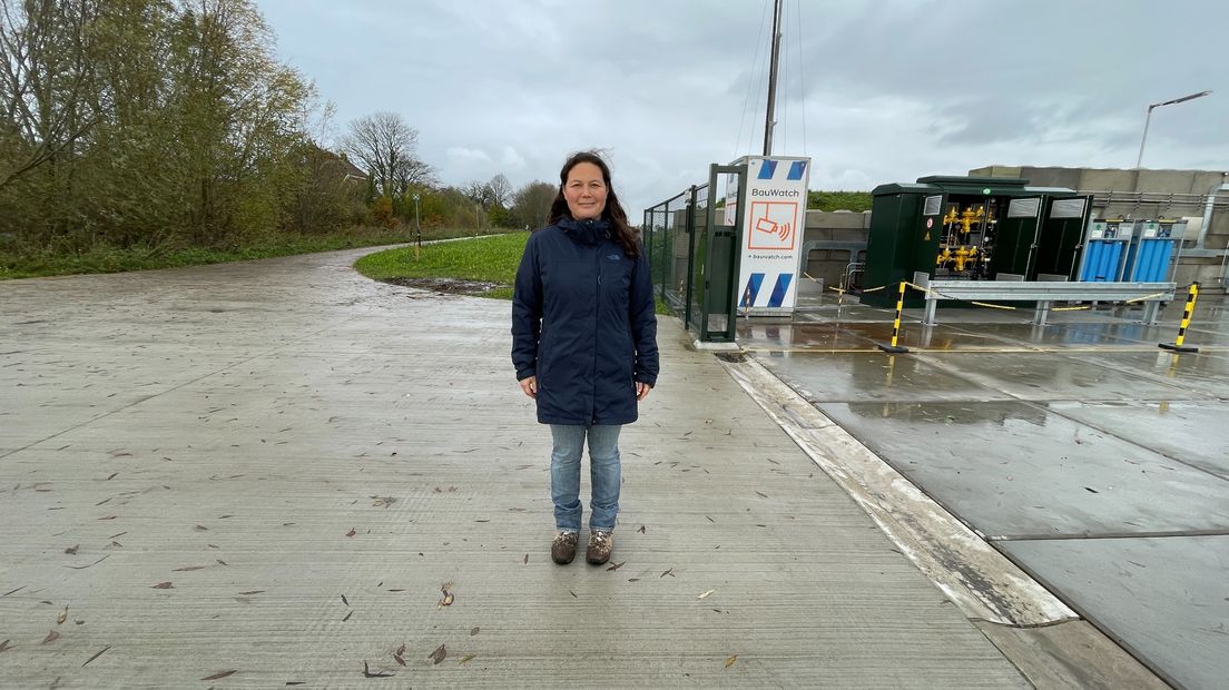 Marjolein van Tilburg-Feiken bij het waterstofplein naast haar boerderij