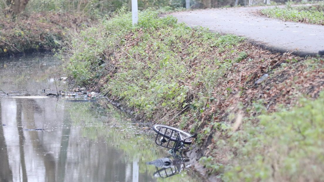 De fiets die naast de dode werd aangetroffen in de sloot