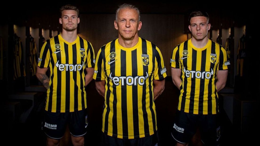 Nikolai Baden Frederiksen, Edward Sturing en Enzo Cornelisse (v.l.n.r.) poseren in het nieuwe tenue.