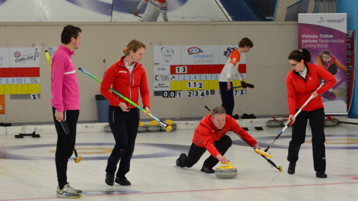 Friese curlingclub merkt effect van olympische rel op het ijs in Leeuwarden