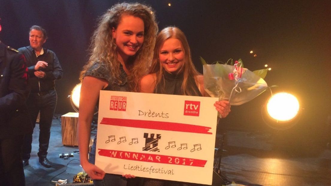 Isa Zwart (rechts) won vorig jaar het Drèents Liedtiesfestival (Rechten: RTV Drenthe)