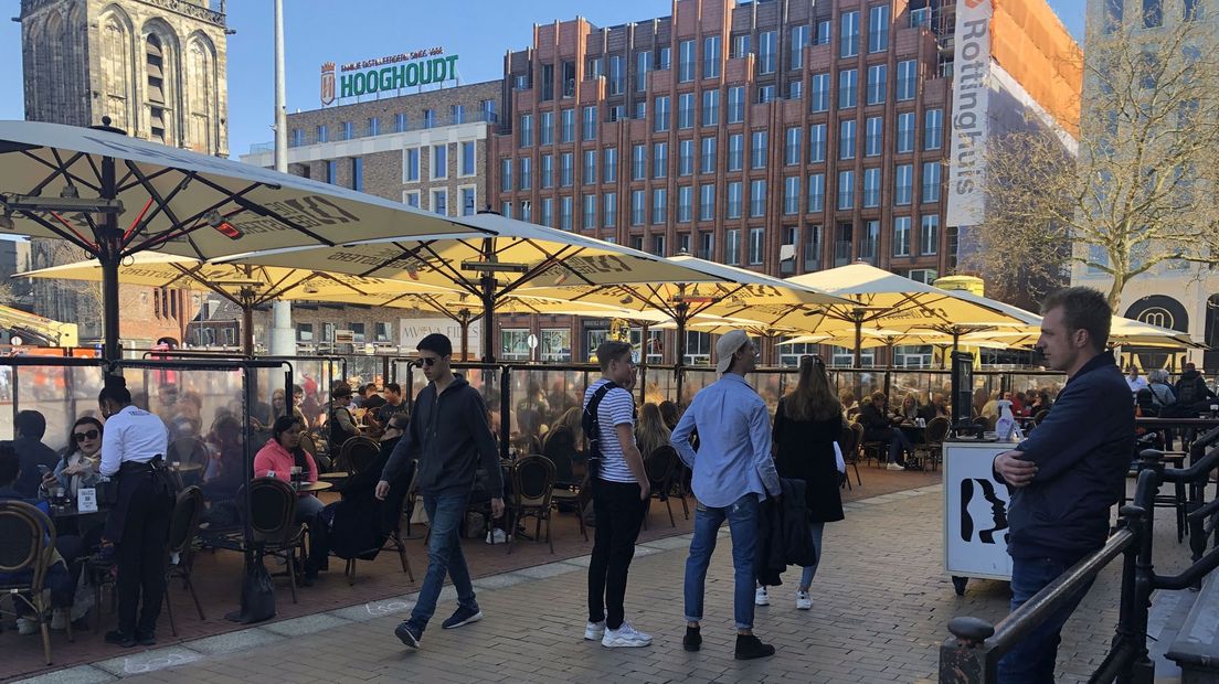 Het terras van De Drie Gezusters in Stad zat voor twaalf uur al vol