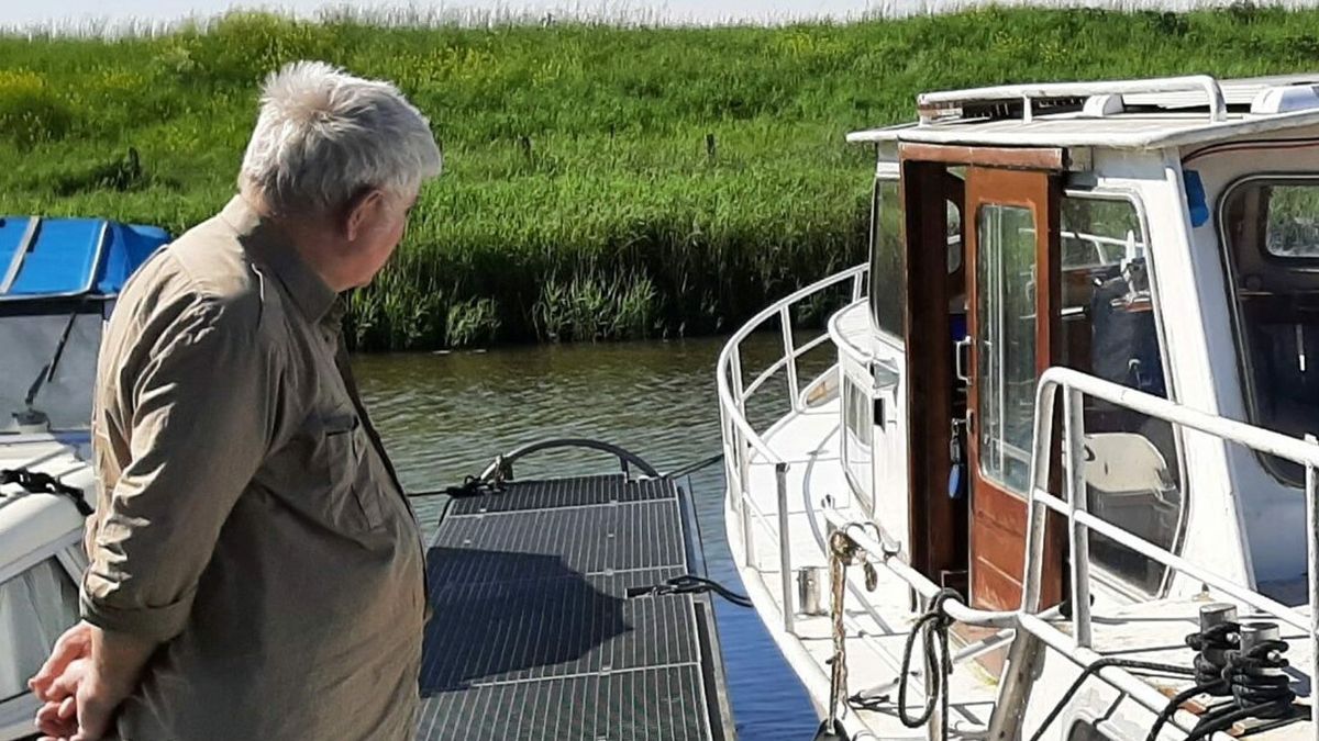 Dieven stelen en vernielen boot van Rodenhuis (77) in Marsumer haven: 