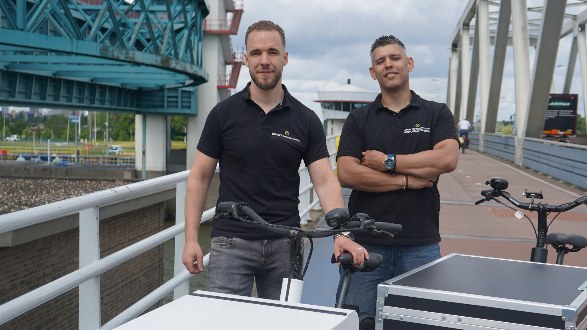Christian (rechts) en zijn collega's verkopen veel e-bikes nu de Algerabrug dicht is.