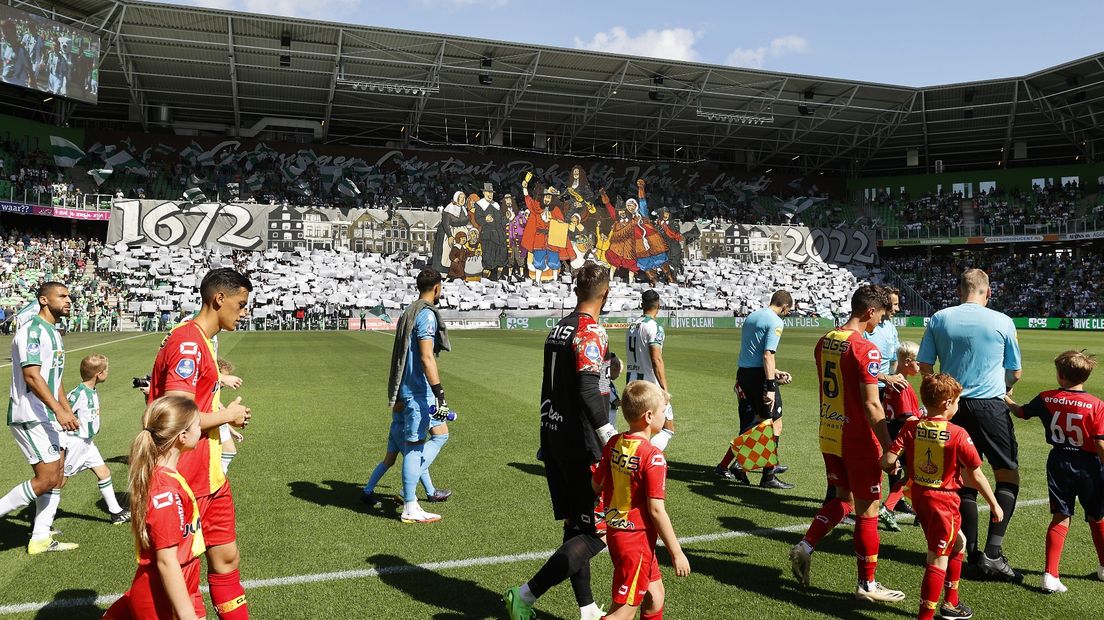 Het reusachtige spandoek op de Noordtribune tijdens FC Groningen - Go Ahead Eagles