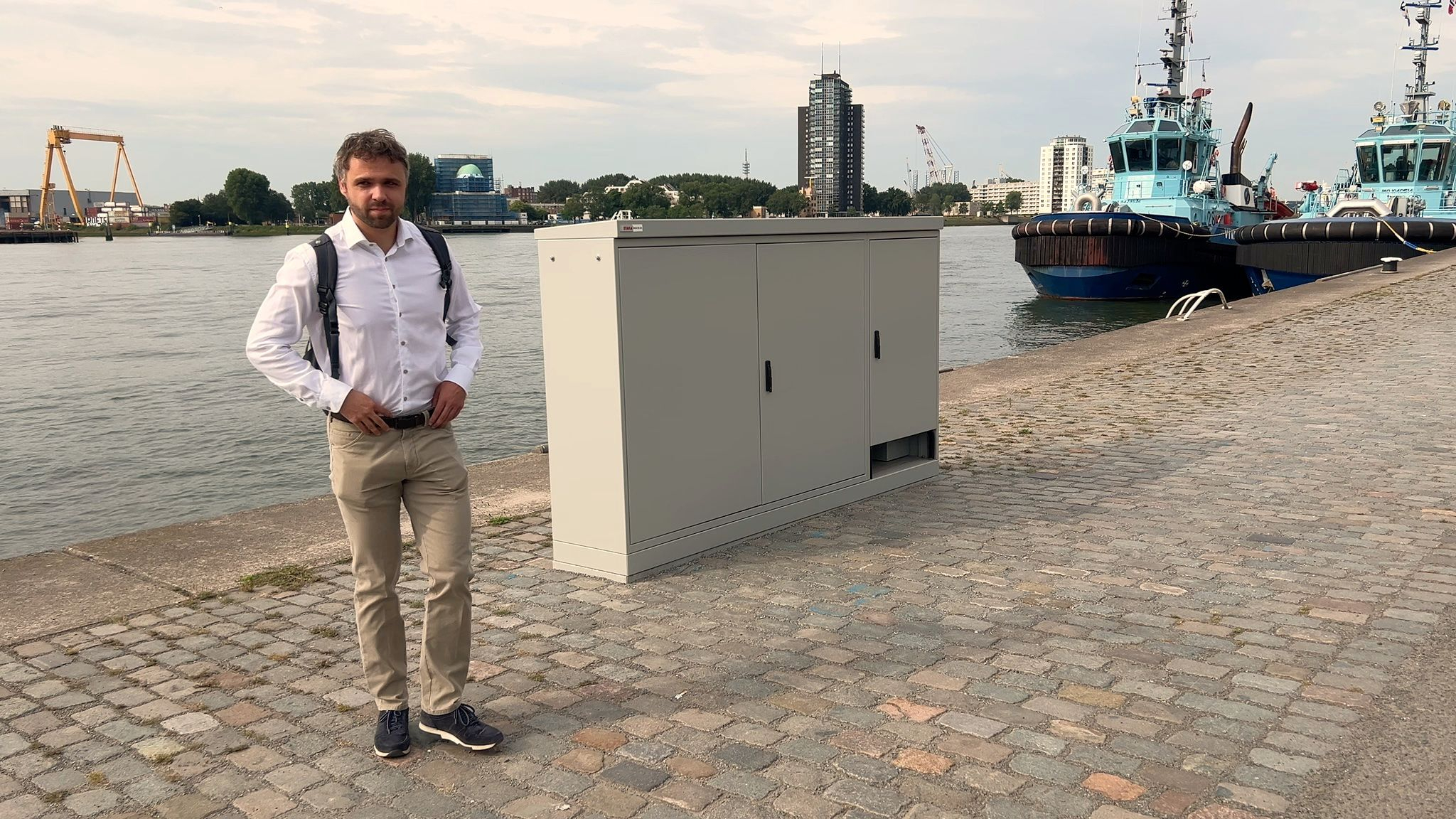 Noah Verel naast de nieuwe walstroomvoorziening