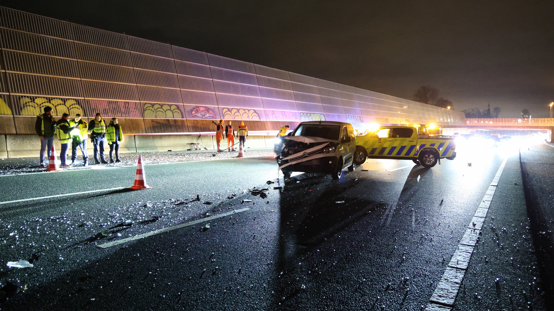 Ongeluk met zeven autos op A4, snelweg bezaaid met glas.