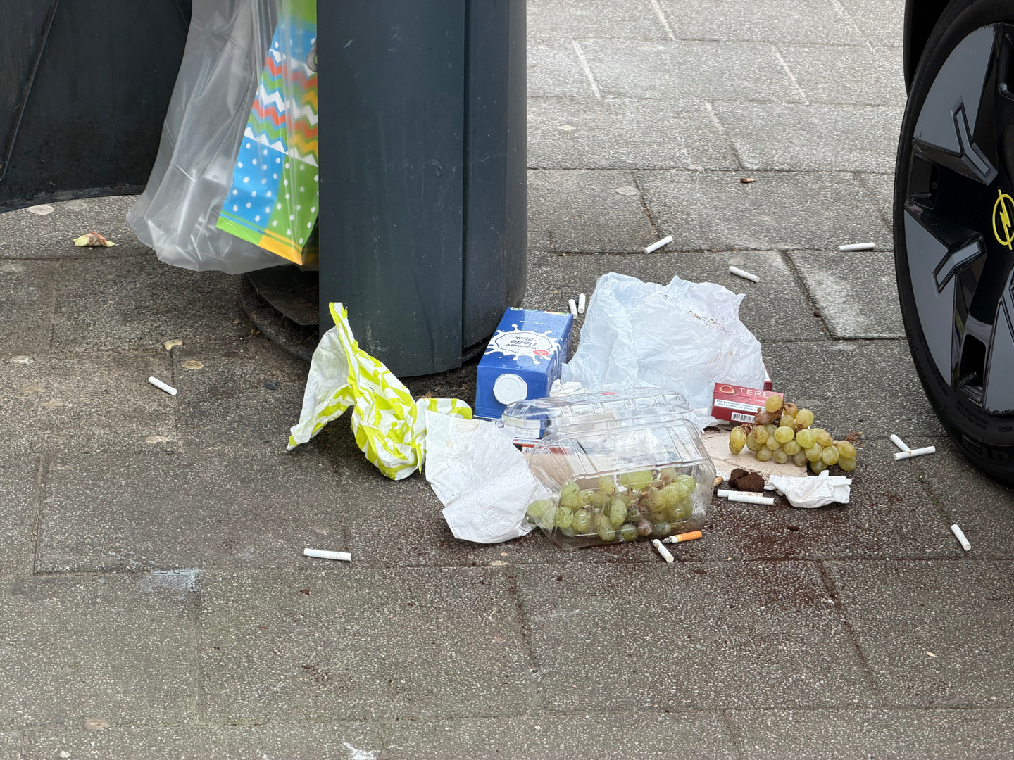 Een opengebroken prullenbak.