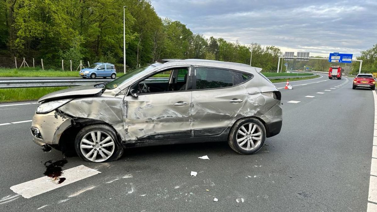 Auto gekanteld op N300 bij Eygelshoven: bestuurder gewond