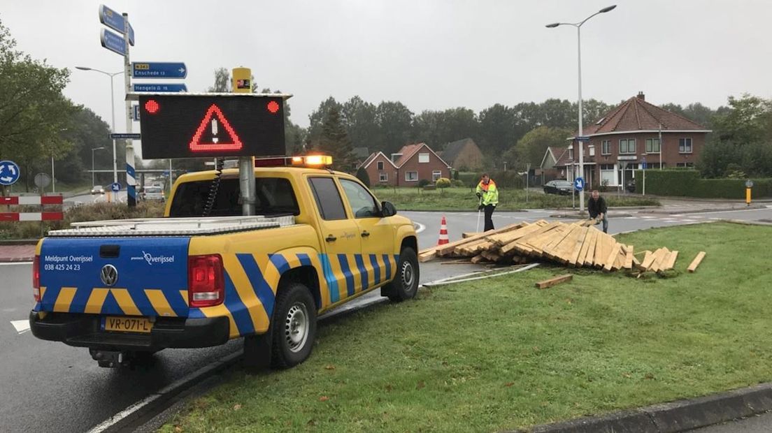 Vrachtwagen verliest balken op Sanne Weversrotonde Oldenzaal