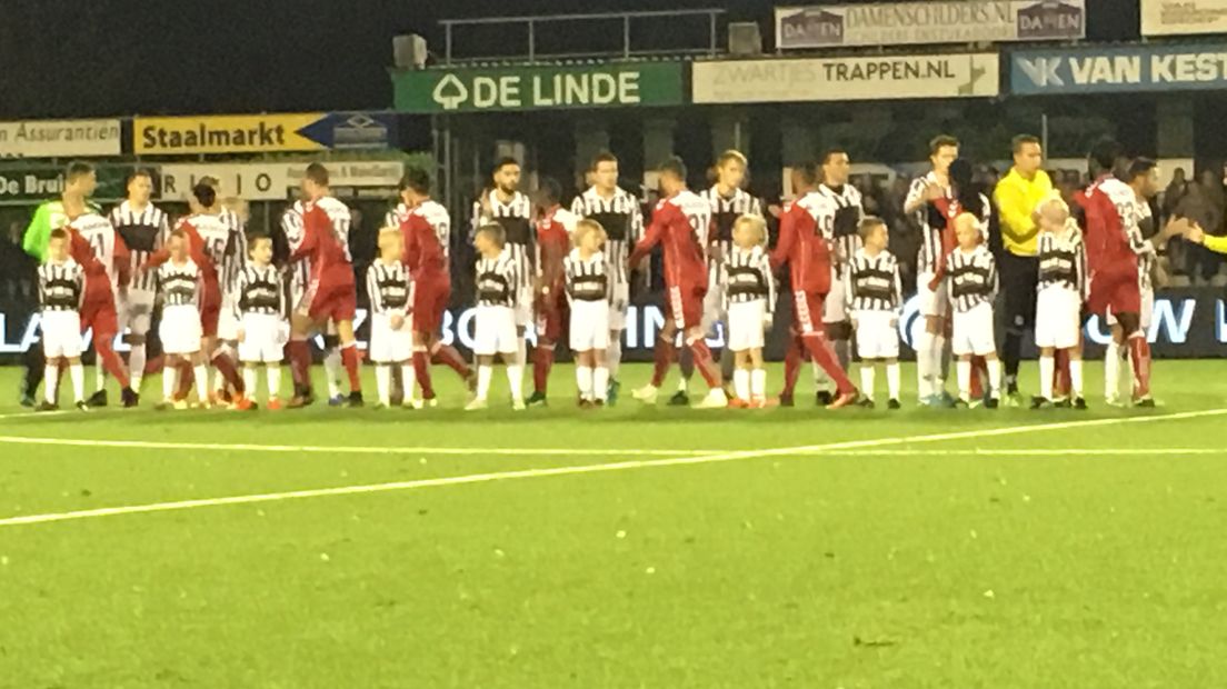 Achilles'29 is op eigen veld niet verder gekomen dan een teleurstellend gelijkspel tegen Jong FC Utrecht. Het werd in Groesbeek 1-1. Achilles blijft onderaan in de Jupiler League.