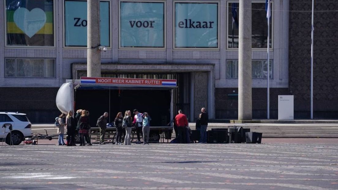 Enkele demonstranten melden zich op de Markt in Arnhem.
