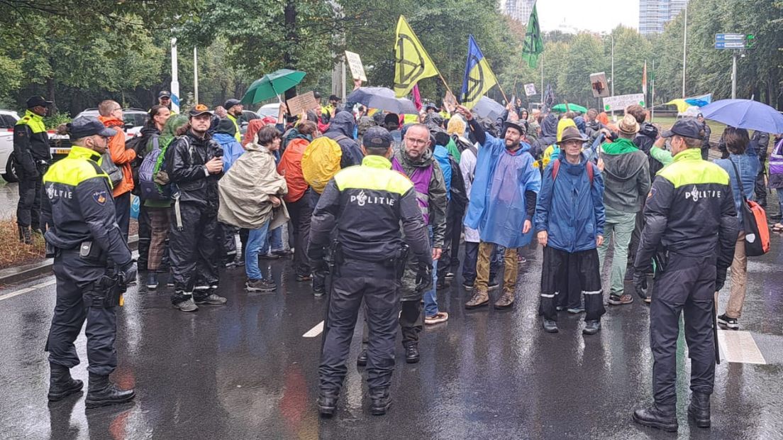 Klokslag 12.00 uur liepen de betogers de weg op