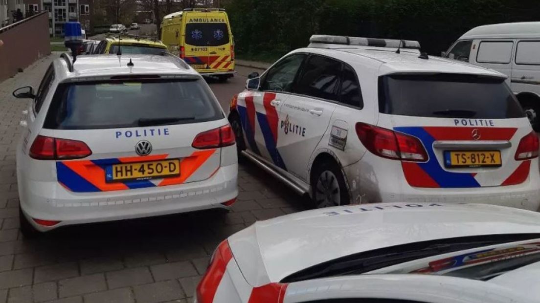 Politie en ambulance bij de woning in de Arnhemse wijk Geitenkamp.