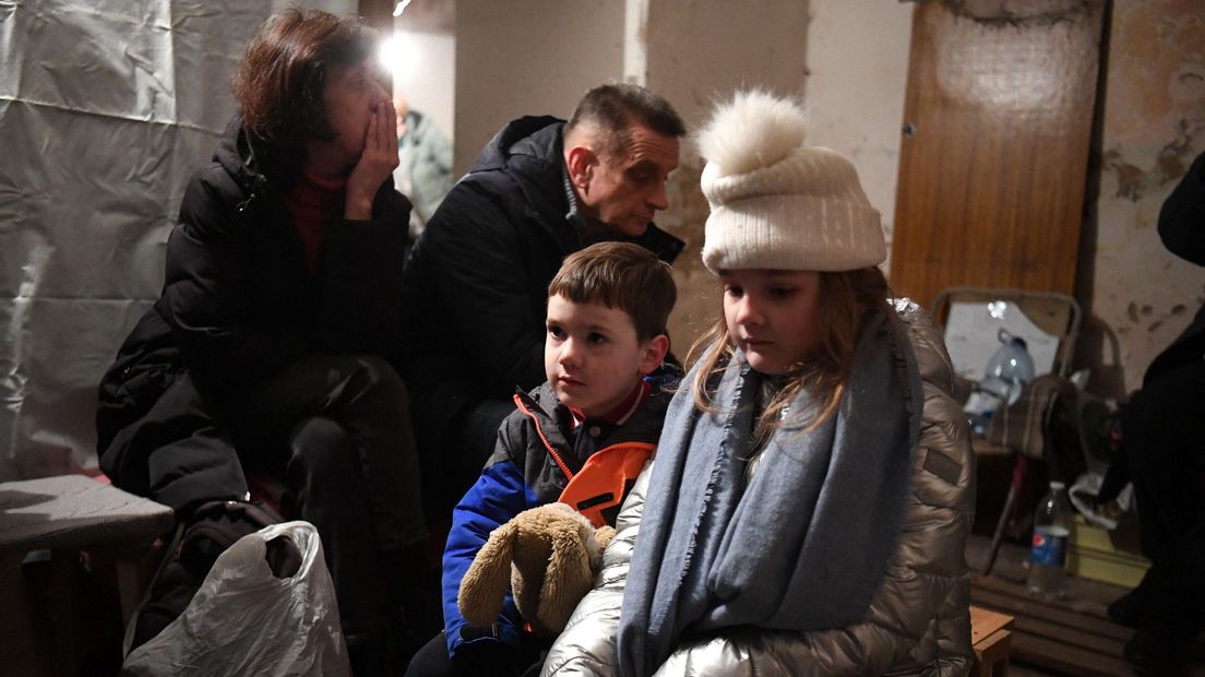 Een Oekraïens gezin schuilt in een schuilkelder