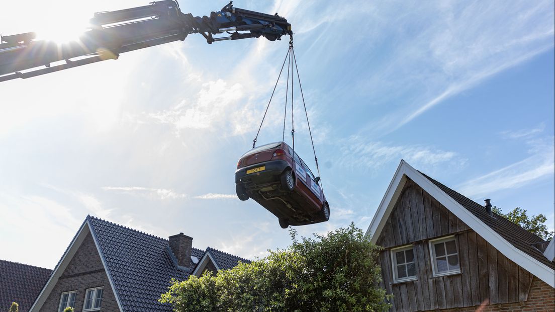 Auto voor Julien wordt over het huis getakeld
