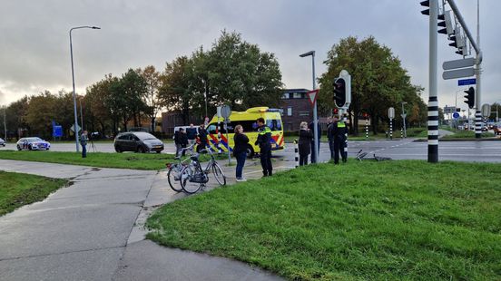 Fietser gewond na aanrijding op kruispunt Balkenweg Assen. Fietser gewond na aanrijding op kruispunt Balkenweg Assen.
