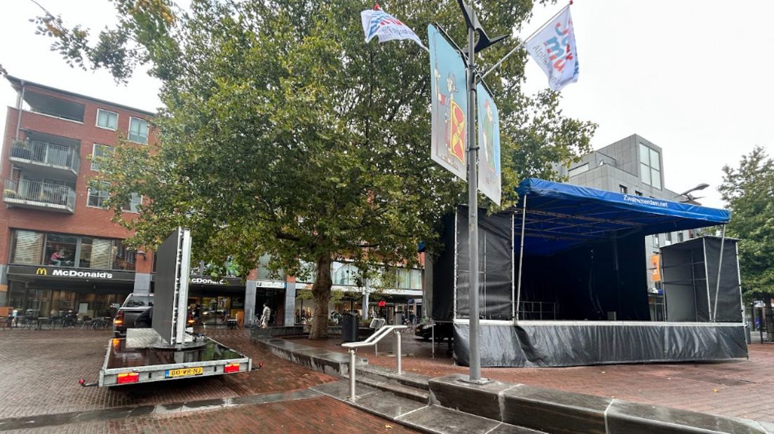 Ook het hoofdpodium voor het avondprogramma staat al in de steigers