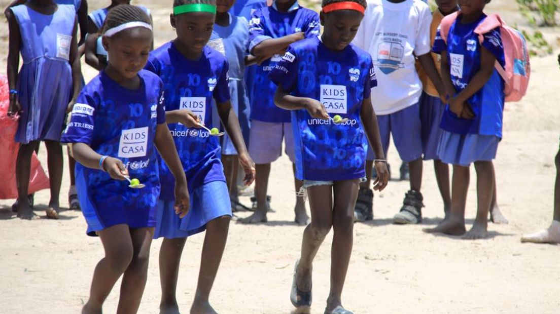 De kinderen in Gambia met de Cascade-shirts (Rechten: Facebook Cascaderun)