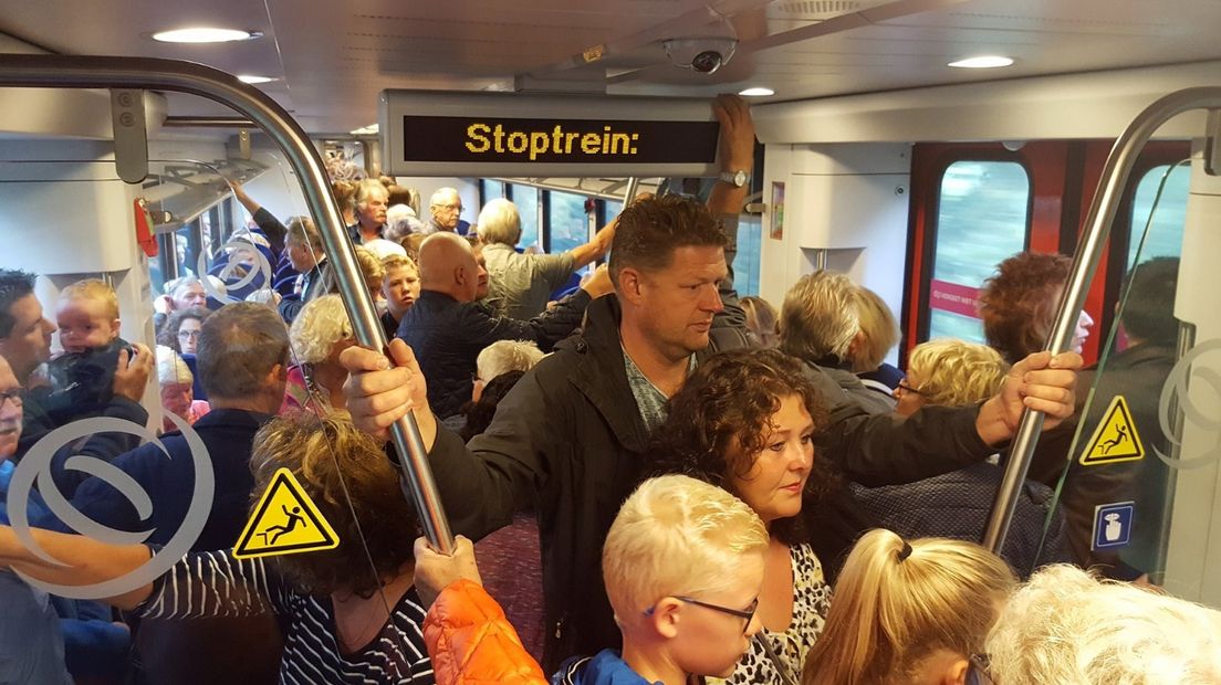 Treinen van Arriva zijn vrijdag overvol door mensen die de Reuzen van Royal de Luxe willen zien.
